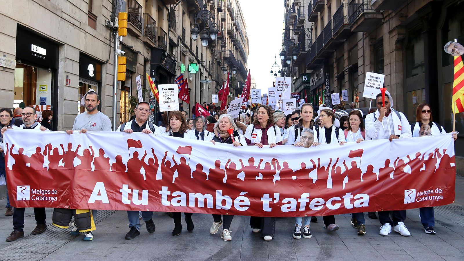 Capçalera de la manifestació convocada per Metges de Catalunya el 14 de gener a Barcelona