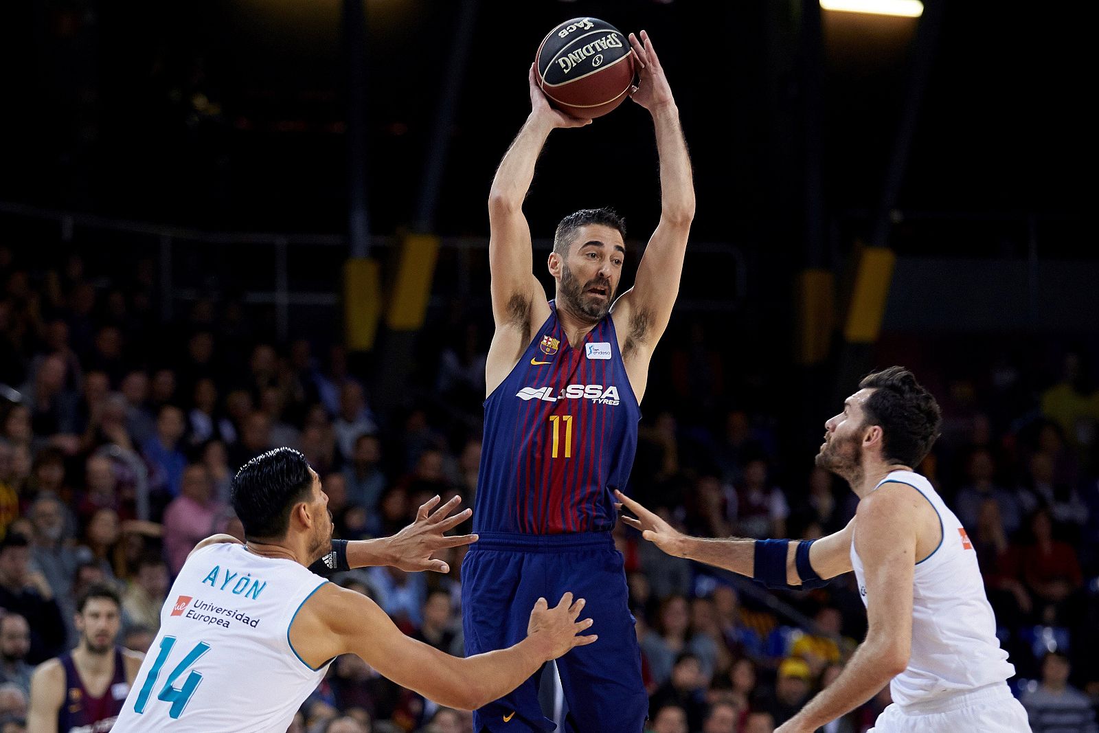 Rudy Fernández (d) y el mexicano Gustavo Ayón (i) defienden al escolta del Barça Lassa Juan Carlos Navarro.
