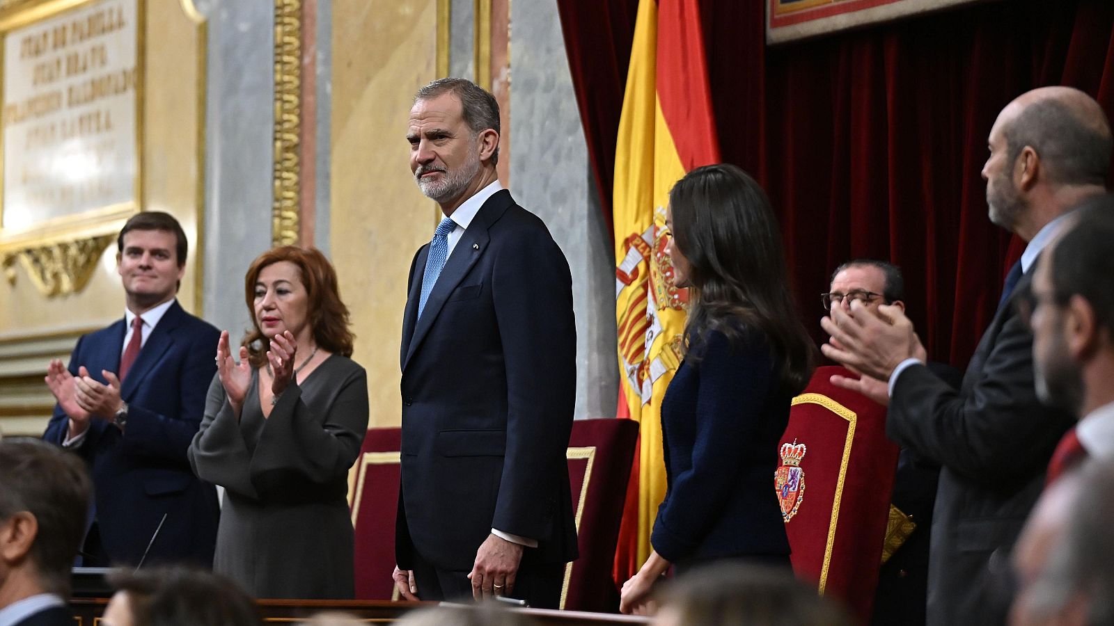 Los reyes de España, Felipe VI y Letizia, son recibidos con aplausos a su llegada al acto institucional que conmemora la Constitución de 1978, este martes, en el Congreso de los Diputados.