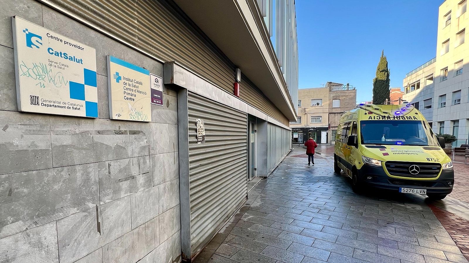 Una ambulància aturada davant del CAP Centre de Sabadell