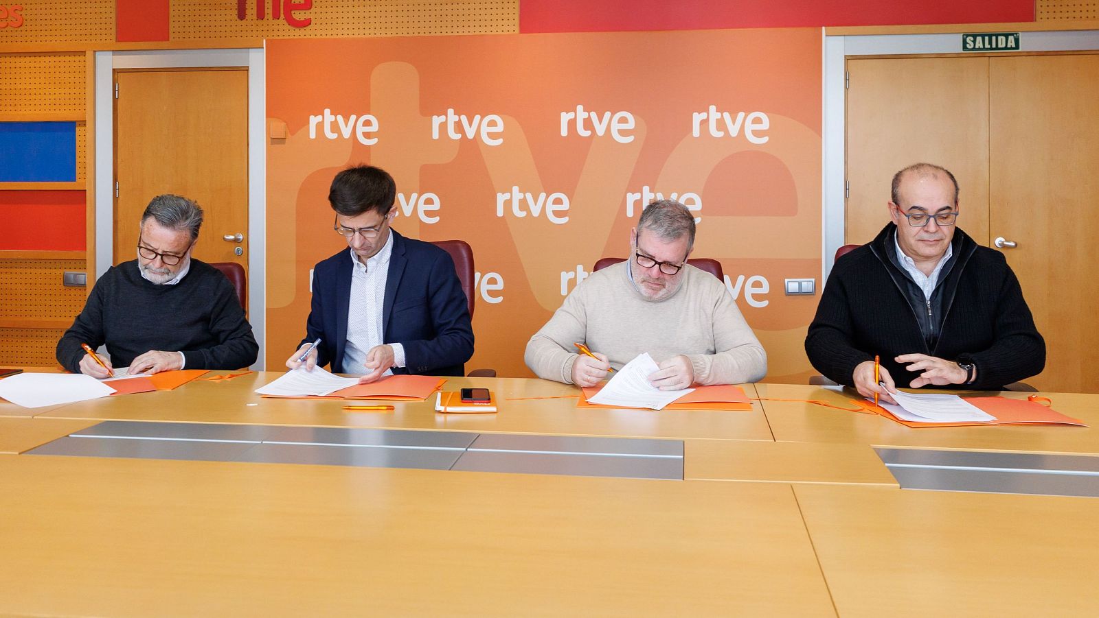 Firma del acuerdo en RTVE por la producción interna y los Centros de Producción