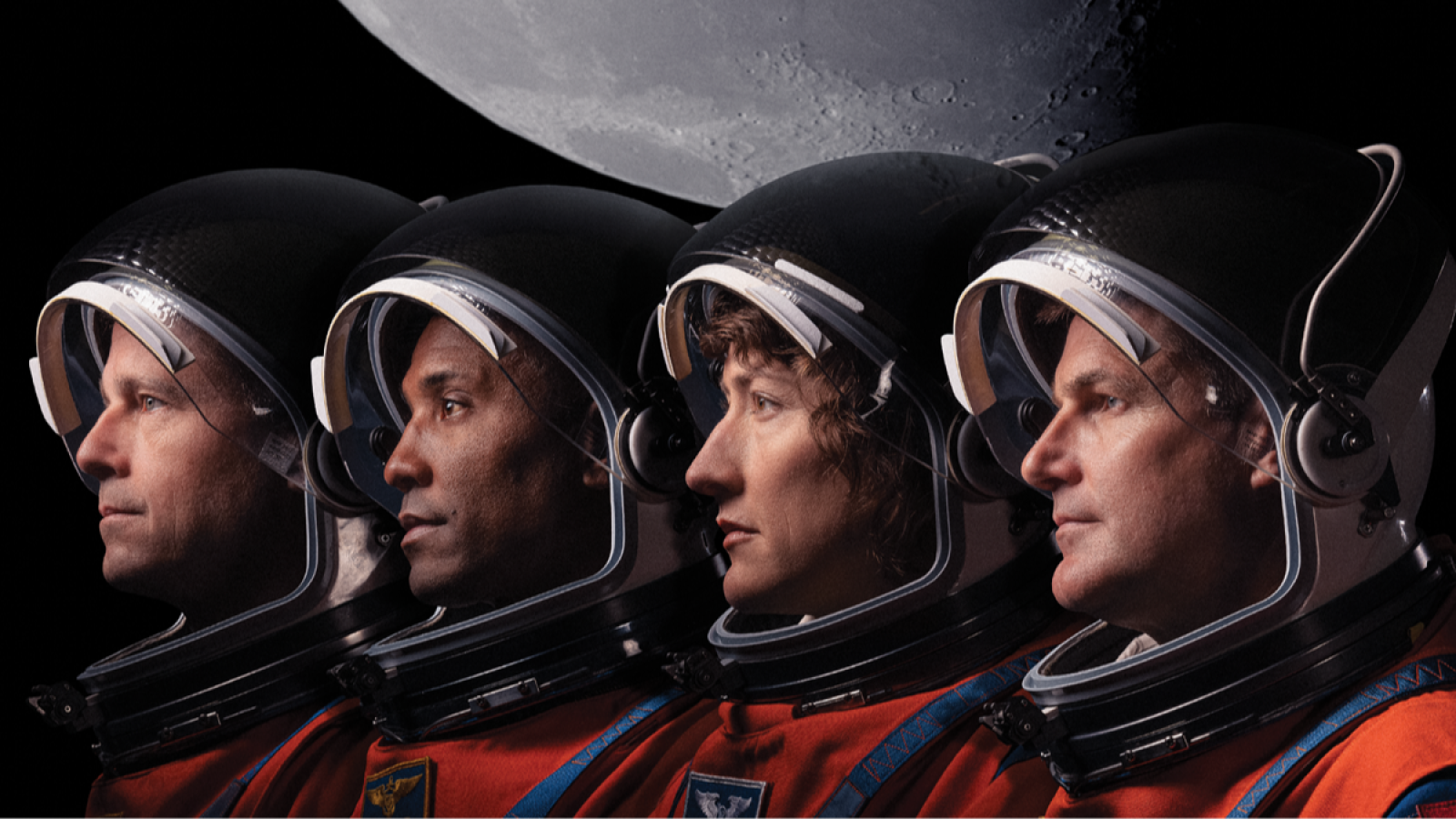 Los cuatro astronautas que viajarán en la misión Artemis II de la NASA y la luna de fondo