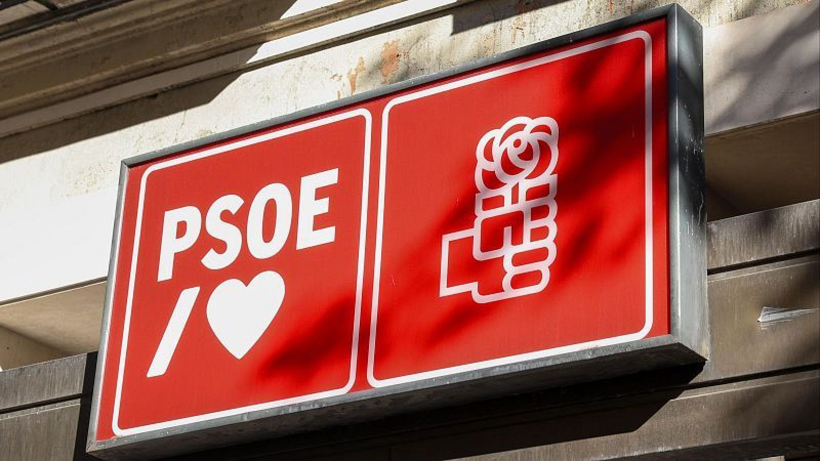 Logo del PSOE en la fachada de su sede en la calle Ferraz de Madrid