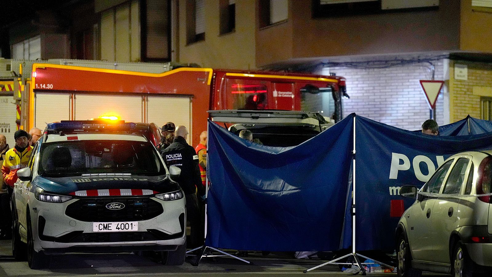 Cinco personas han muerto y otras cuatro han resultado heridas de carácter leve en un incendio registrado este lunes en un bloque de pisos en la localidad barcelonesa de Manlleu.