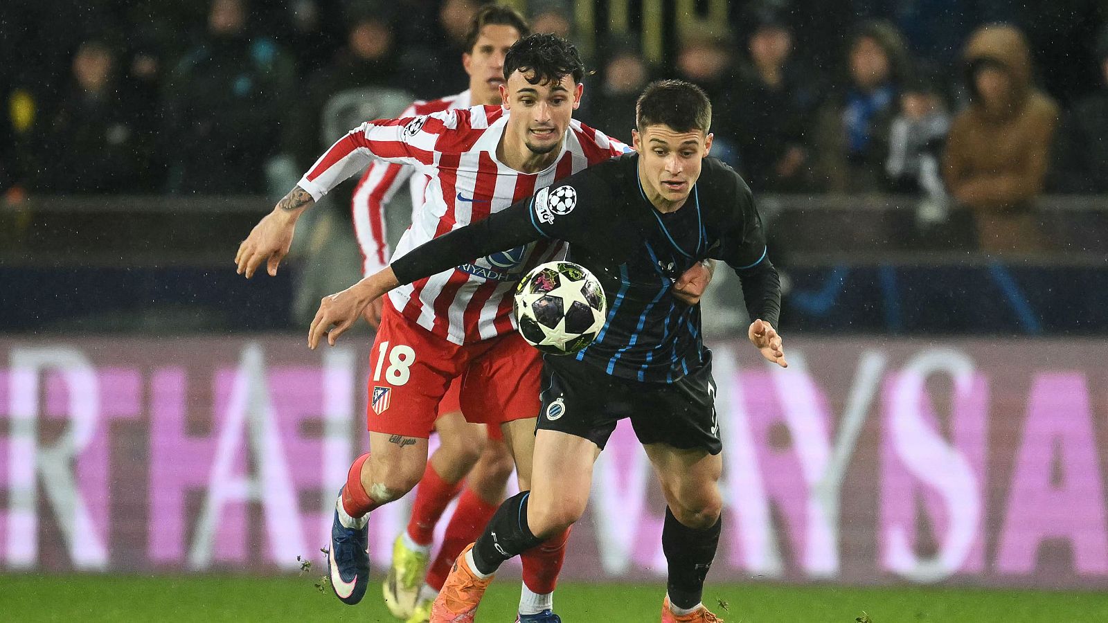 Nicolo Tresoldi (d) y Marc Pubill disputan un balón