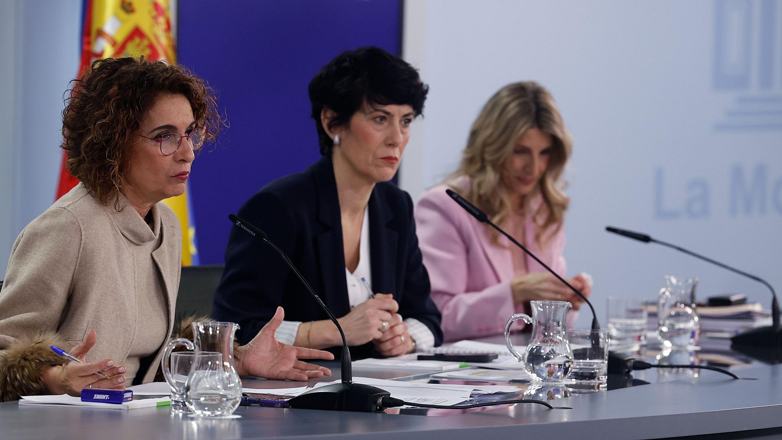 La vicepresidenta primera y ministra de Hacienda, María Jesús Montero (i), la portavoz del Gobierno y ministra de Inclusión, Seguridad Social y Migraciones, Elma Saiz (c), y la vicepresidenta segunda y ministra de Trabajo, Yolanda Diaz