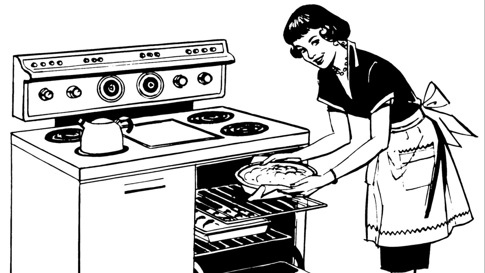 Una mujer sonriente, con el pelo oscuro y peinado con ondas, introduce una tarta en un horno antiguo. La mujer lleva un vestido oscuro con cuello blanco, un collar de perlas y un delantal blanco con un lazo.