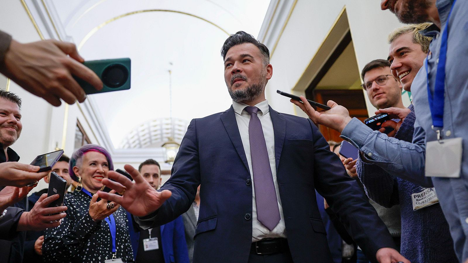 El portavoz de ERC, Gabriel Rufián, atiende a la prensa durante el pleno del Congreso de los Diputados, este martes en Madrid.