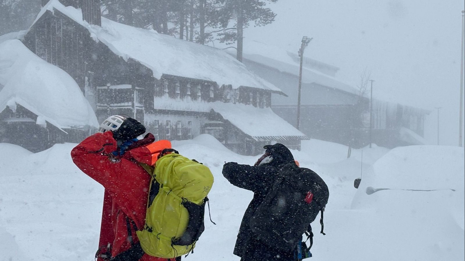 Buscan a 10 esquiadores en el norte de California