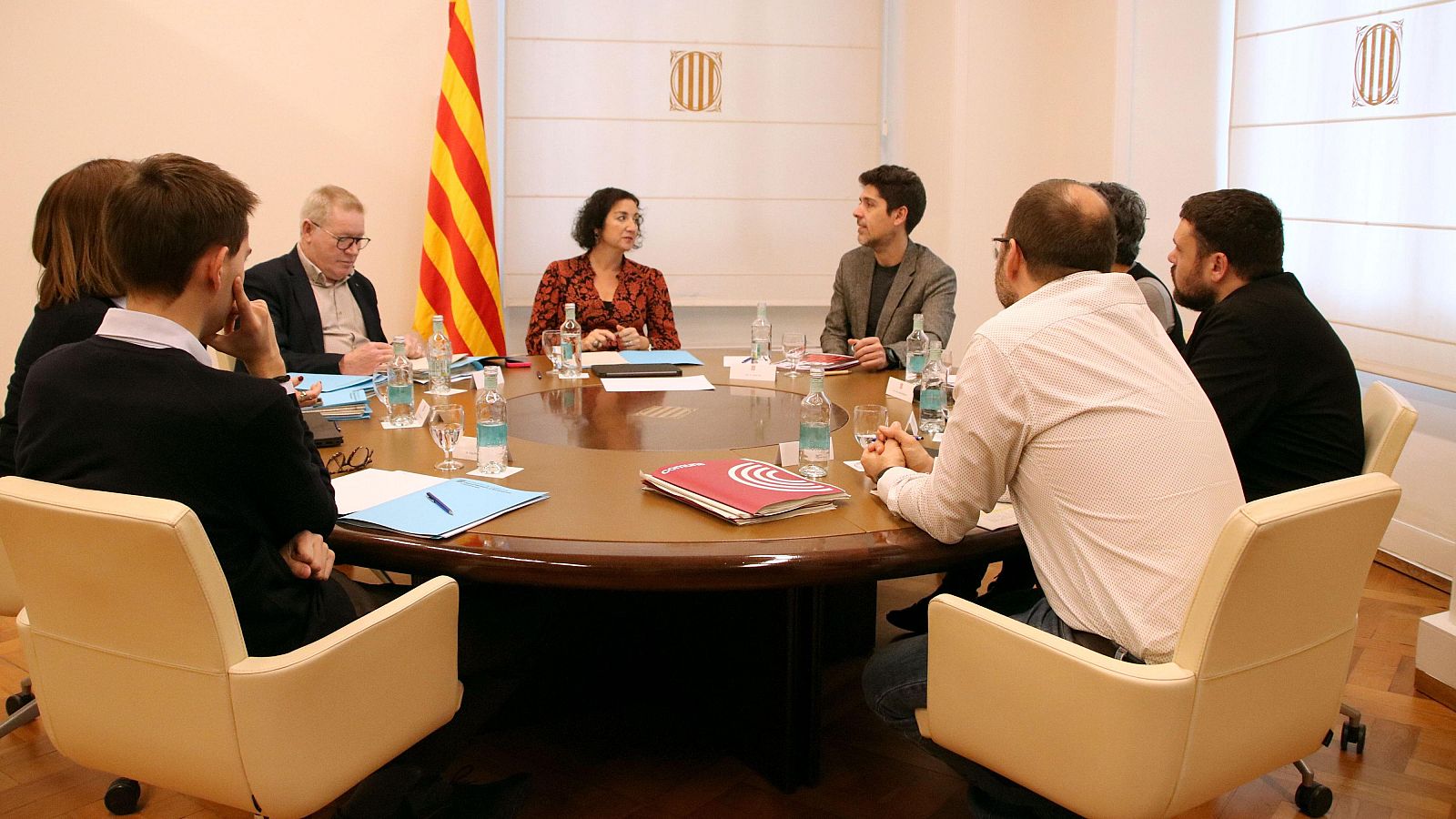 Moment de la reunió de Govern i Comuns pels pressupostos