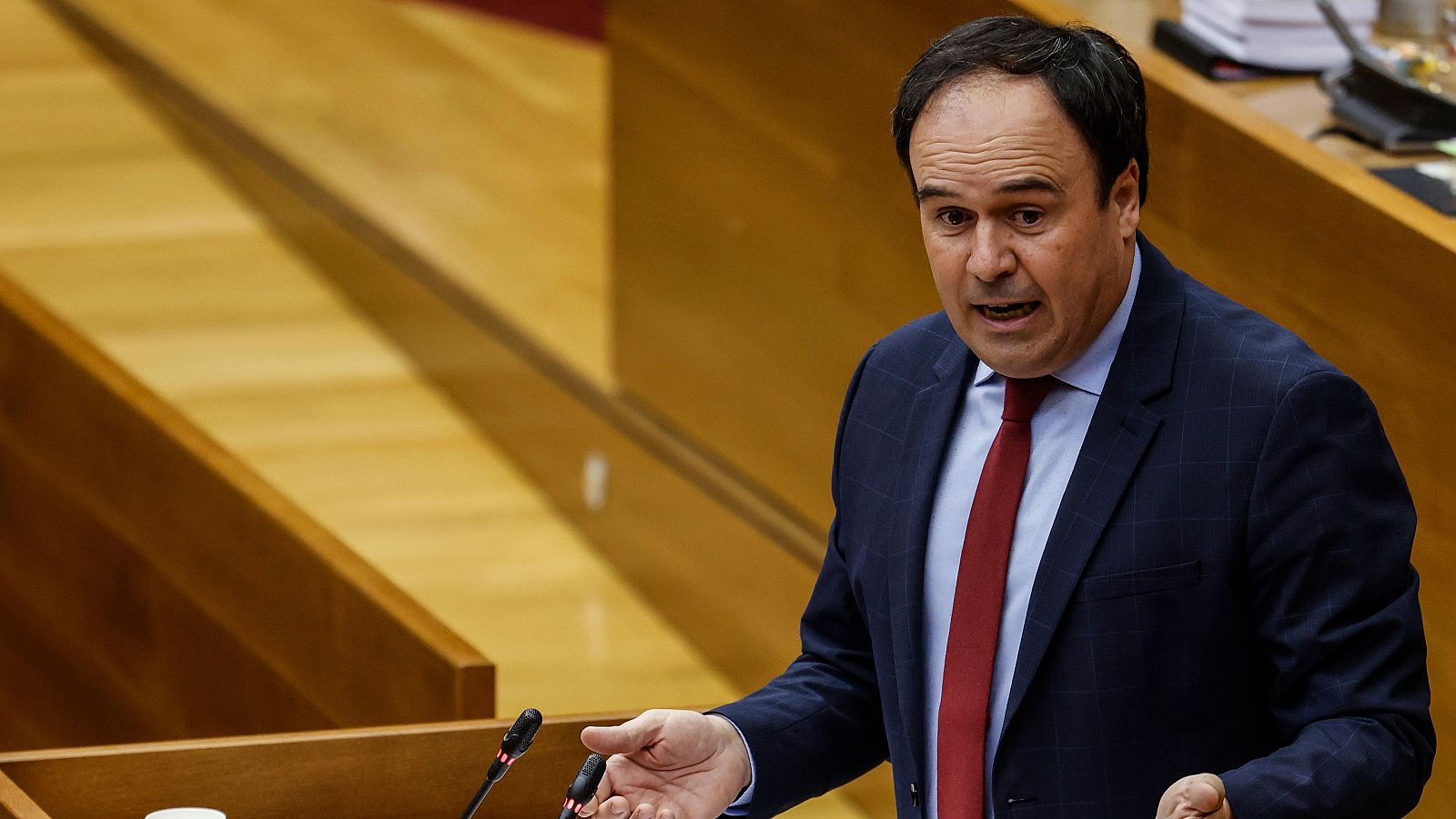 El president de la Generalitat, Juanfran Pérez Llorca, durante una sesión de control