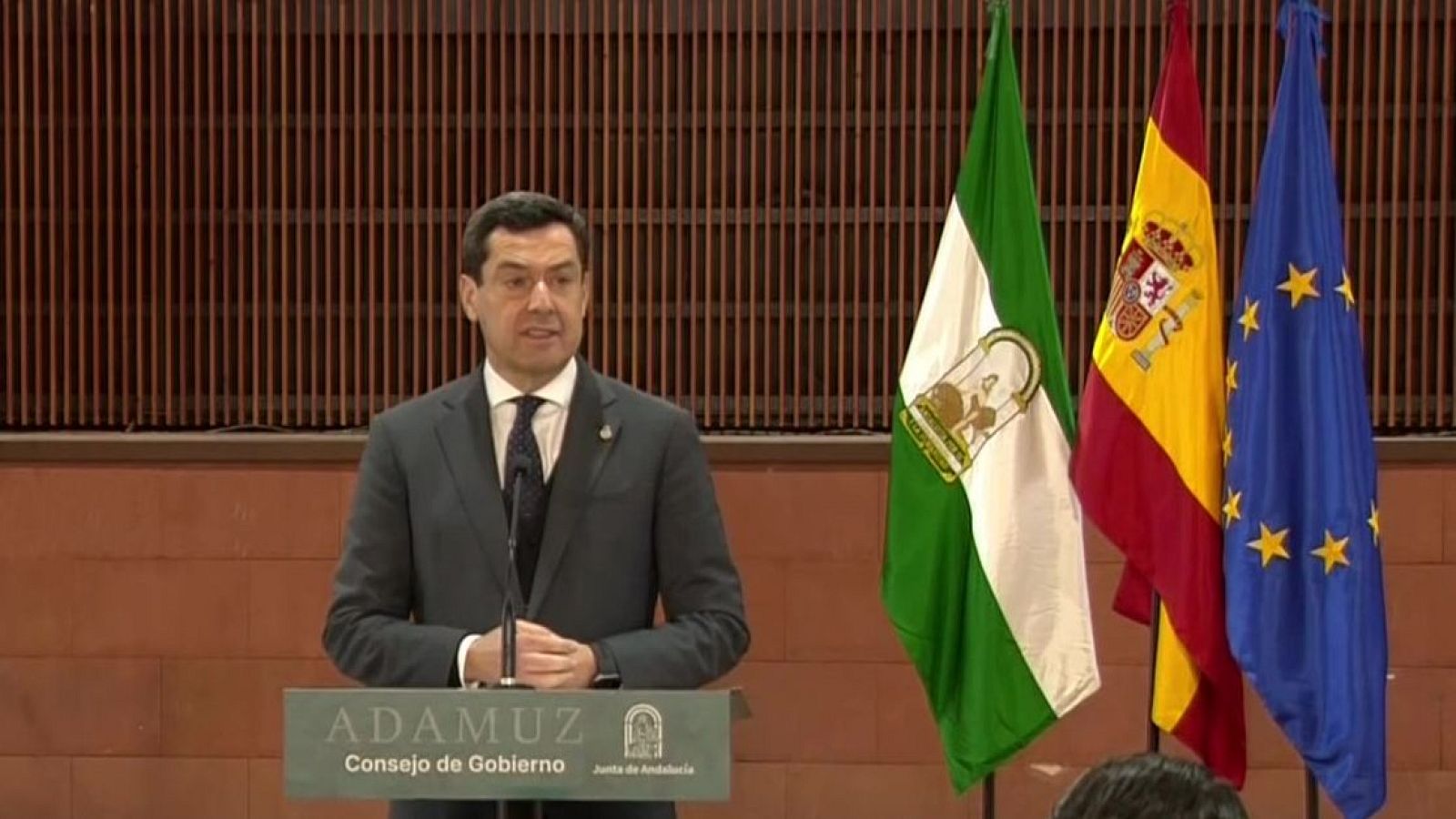 Juanma Moreno en el homenaje a las víctimas de Adamuz