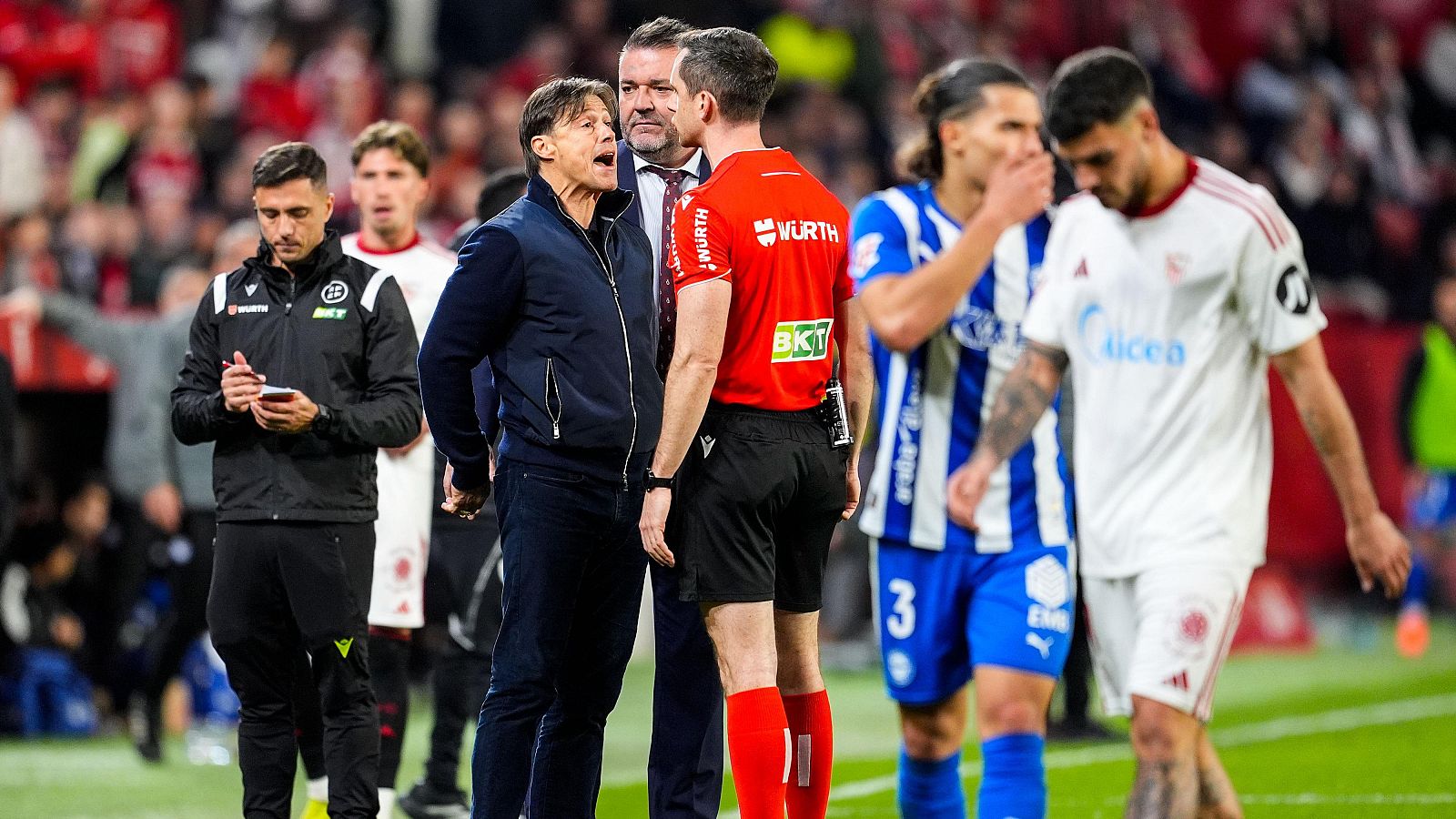 Almeyda, en su expulsión en el Sevilla-Alavés