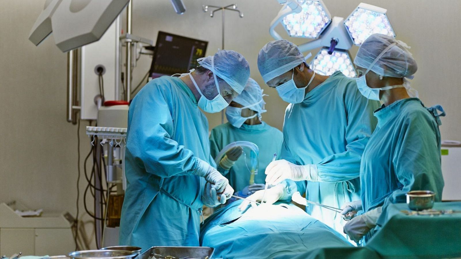 Un equip de cirurgians en plena operació