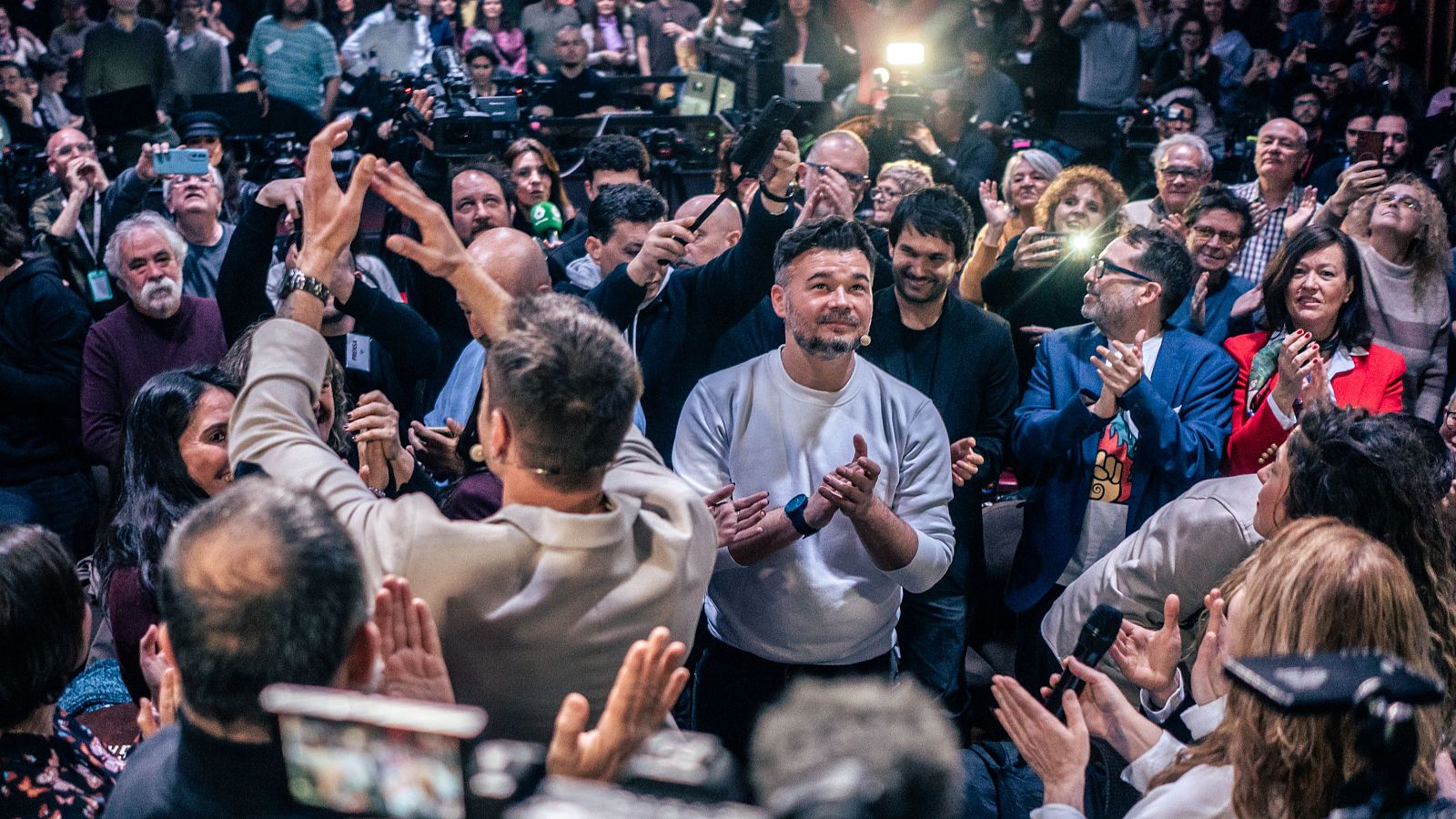 Gabriel Rufián, durant un diàleg sobre el futur de l'esquerra alternativa amb el dirigent de Más Madrid, Emilio Delgado, a la sala Galileu Galilei