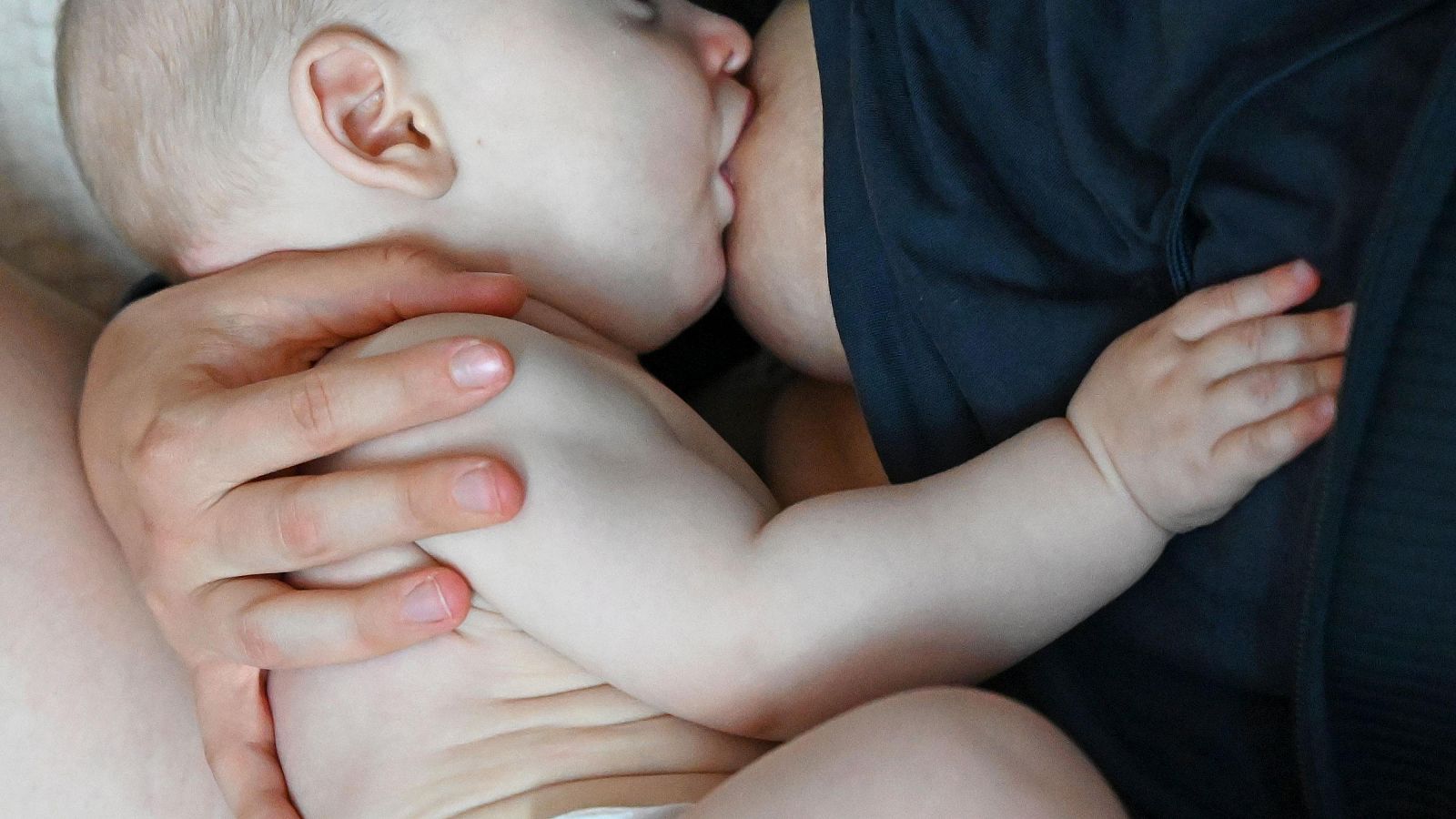 Sanidad inicia los trámites para regular la publicidad de la leche de fórmula.