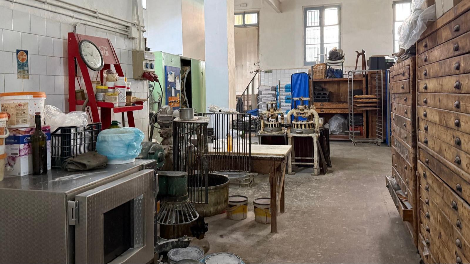 L’obrador del Forn Giralt (Ruiz Padrón, 89), on la maquinària i les calaixeres de fusta conserven el ritme del pa fet com abans.