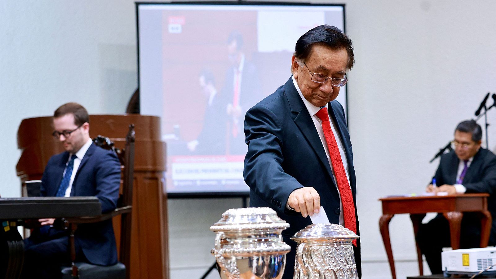 Perú elige a José Balcázar como su noveno presidente en la última década en un abismo de inestabilidad política