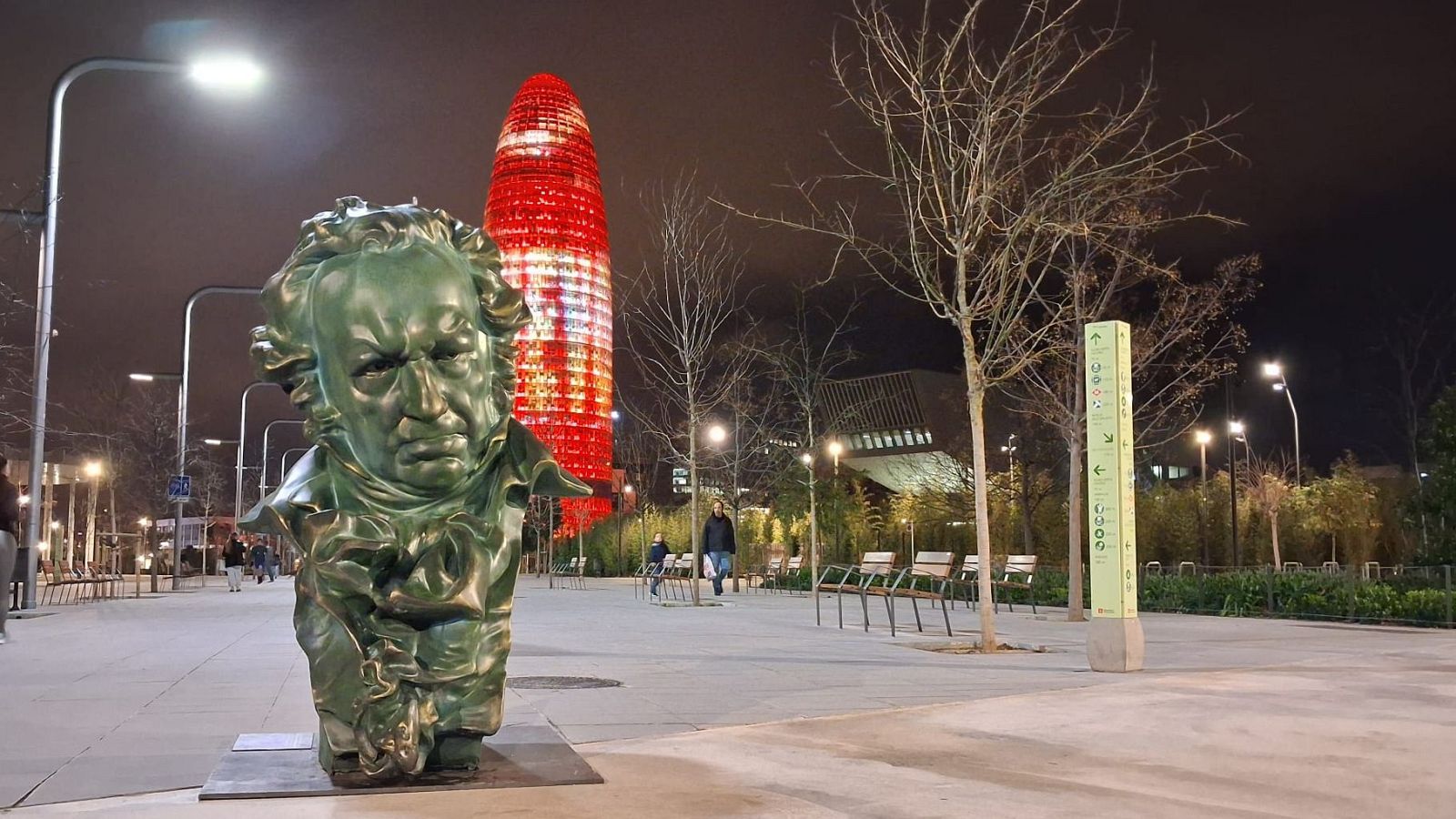Una de les set escultures gegants de l'estatueta dels premis Goya instalada a la plaça de les Glories de Barcelona