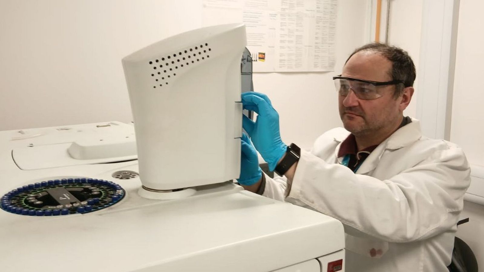 José González Rodríguez en el Laboratorio de Trazas de la Universidad de Lincoln, Reino Unido