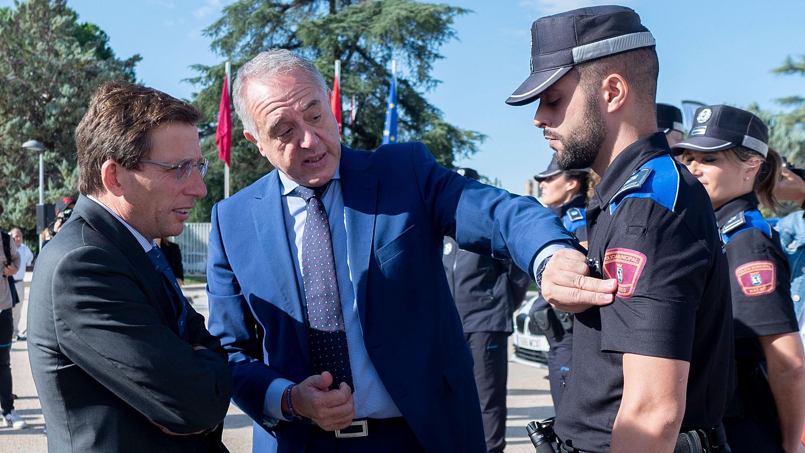 El alcalde de Madrid, José Luis Martínez-Almeida (i) y el director general de la Policía Municipal, Pablo Enrique Rodríguez (c), durante la presentación de los nuevos uniformes de la Policía Municipal, en 2023