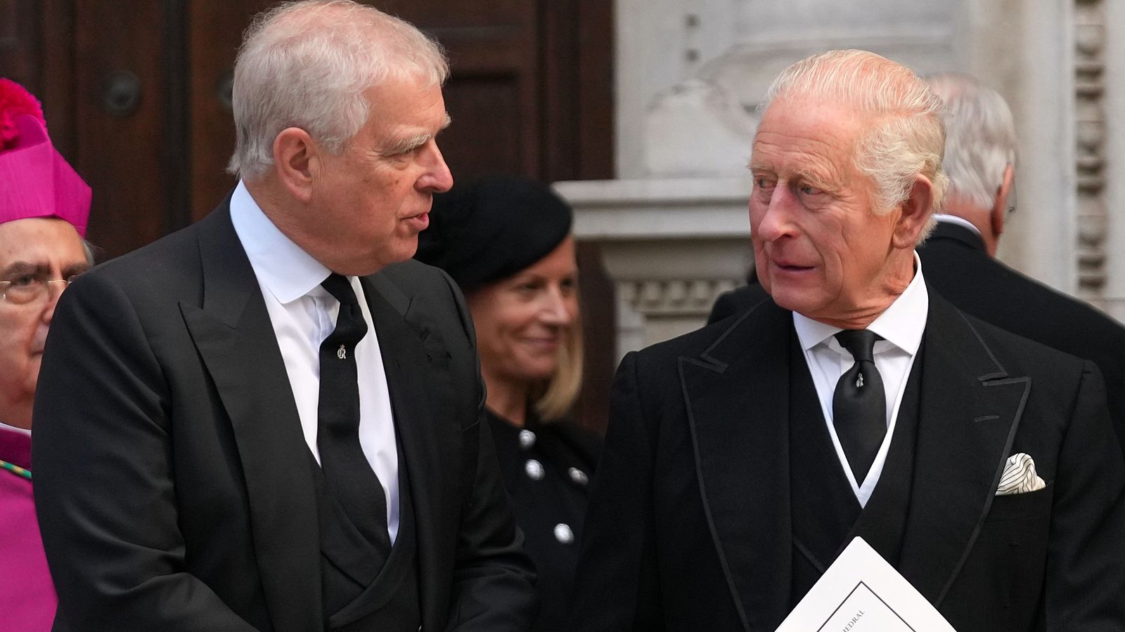 El rey Carlos III (derecha) junto a su hermano, el expríncipe Andrés