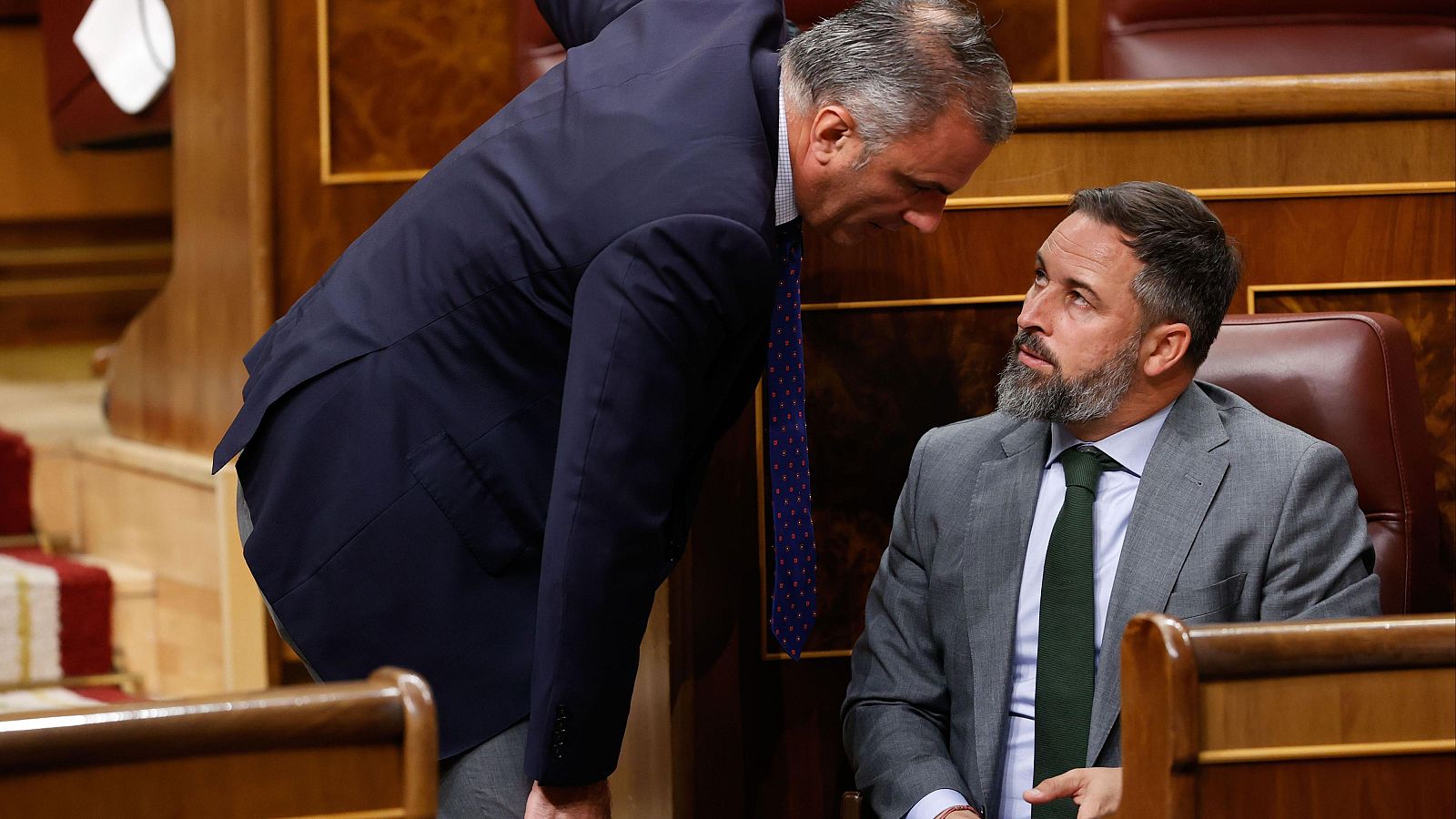 El líder de Vox, Santiago Abascal (d) conversa con el portavoz del partido en el Ayuntamiento de Madrid, Javier Ortega Smith (i) en octubre de 2022 en el Congreso de los Diputados
