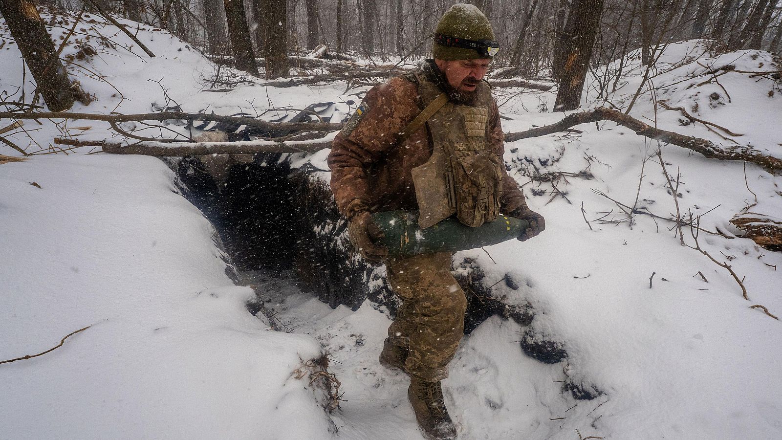 Cuatro años de guera en Ucrania: un conflicto "de trincheras y drones"