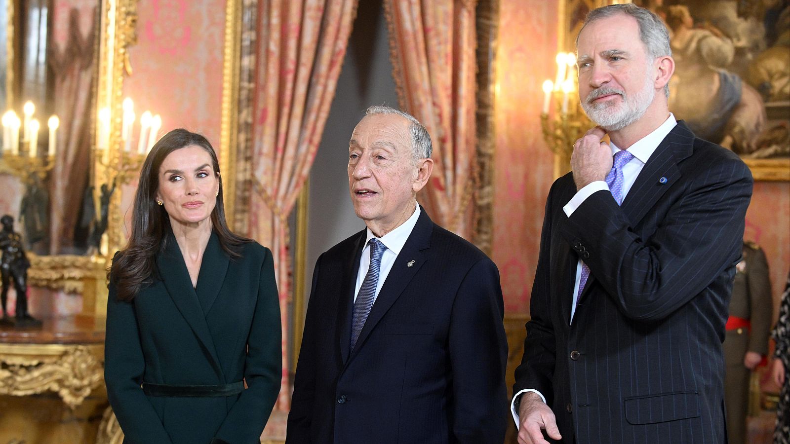 Los reyes y el presidente de Portugal, Marcelo Rebelo de Sousa, durante la recepción ofrecida antes de la celebración del almuerzo