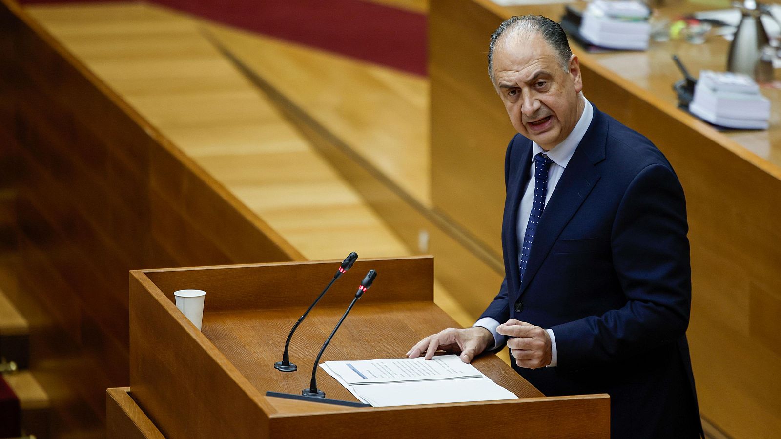 El conseller de Emergencias e Interior, Juan Carlos Valderrama, comparece en Les Corts