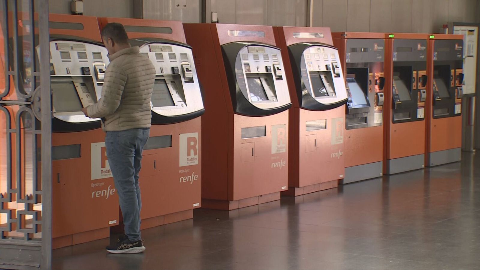 Màquines expenedores de títols de transport al vestíbul de l'estació de Fabra i Puig