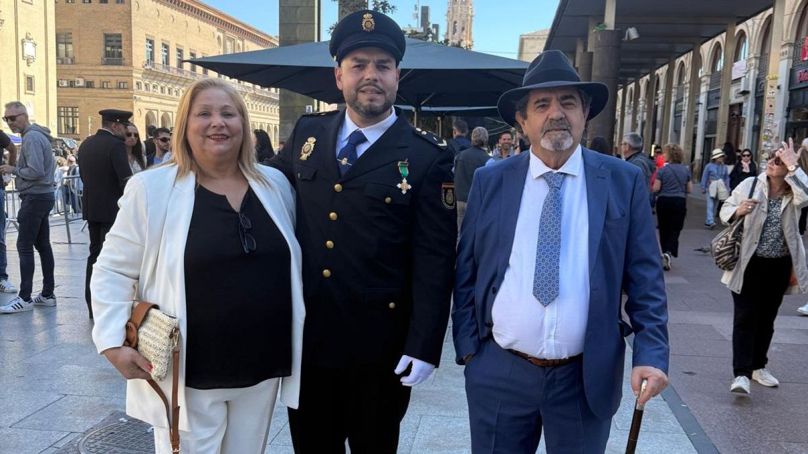 El agente José Antonio Jiménez Giménez con sus padres