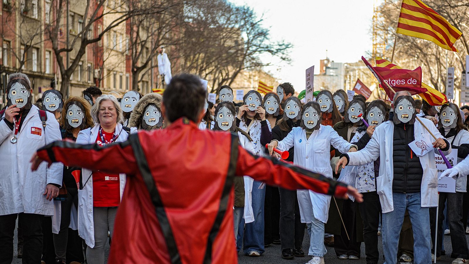 Els metges converteixen Barcelona en una rua reivindicativa contra la sobrecàrrega laboral