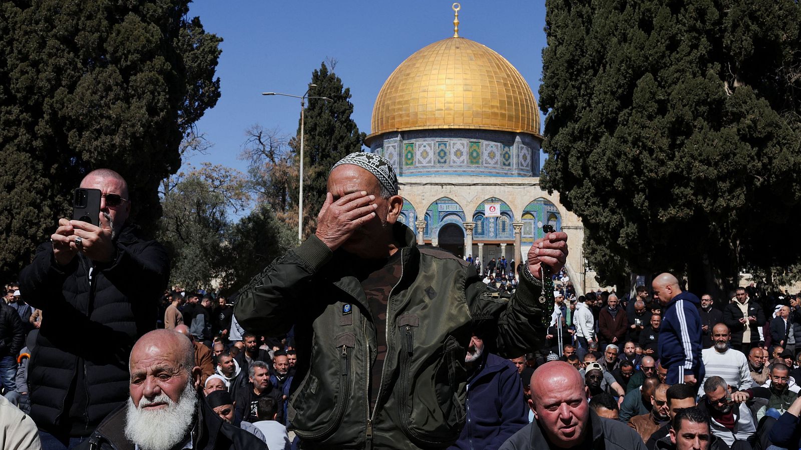 Musulmanes palestinos rezan en la Explanada de las Mezquitas de Jerusalén