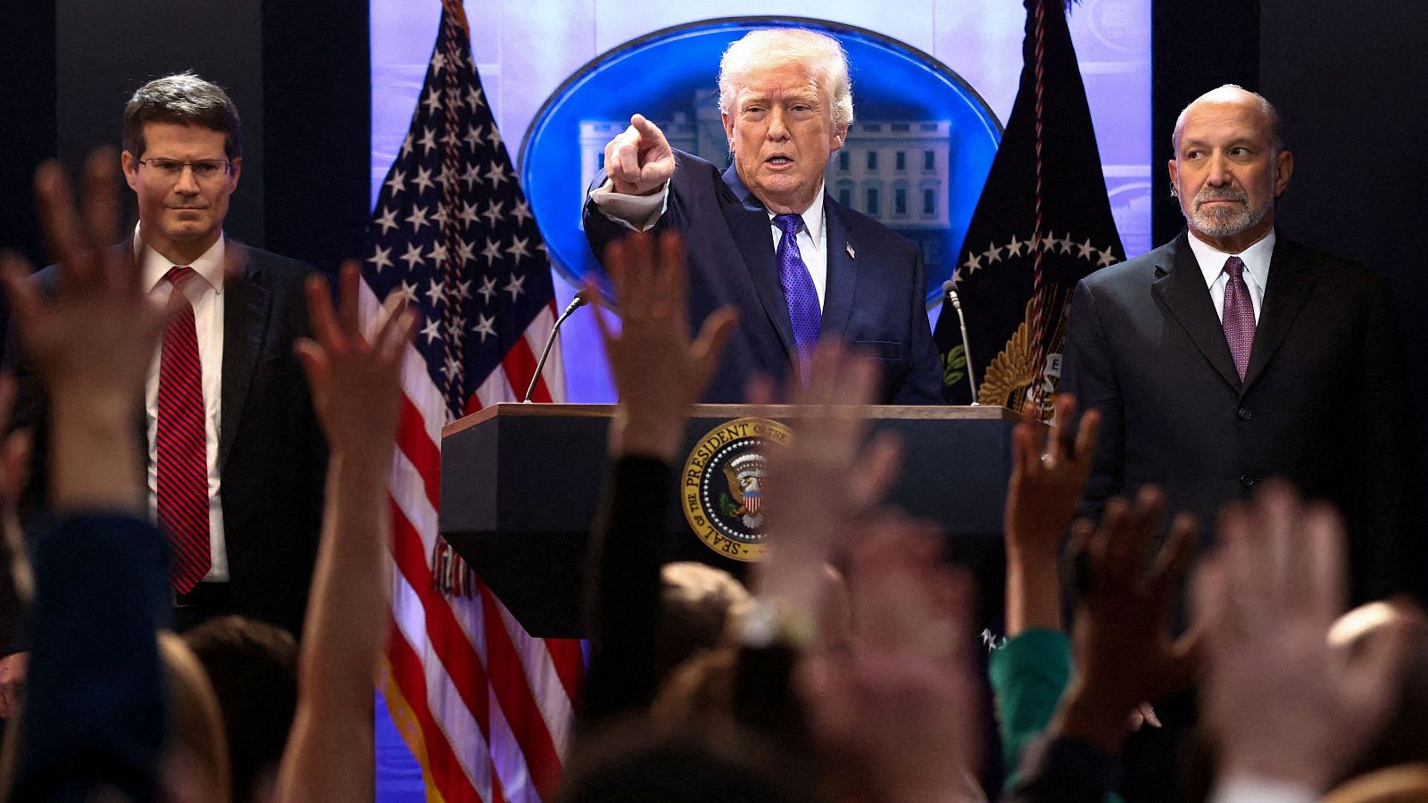 El presidente de Estados Unidos, Donald Trump ofrece una rueda de prensa en la Casa Blanca tras el fallo del Tribunal Supremo que determinó que Trump había excedido su autoridad al imponer aranceles