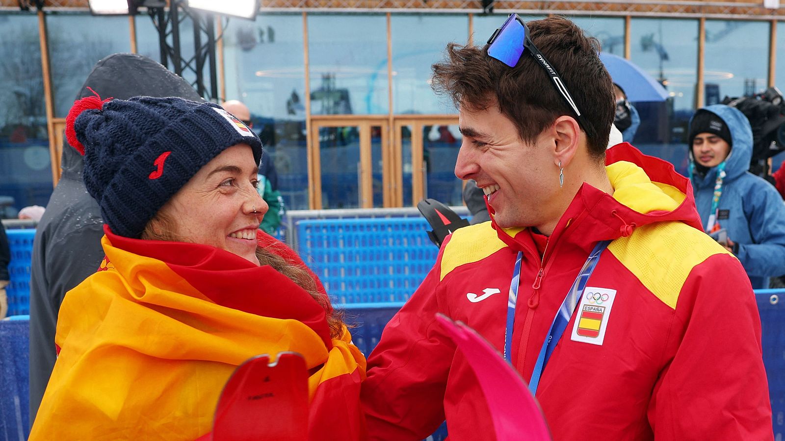 Los esquiadores españoles Oriol Cardona y Ana Alonso celebrando sus medallas de oro y bronce en esquí de montaña en los Juegos Olímpicos de Invierno.
