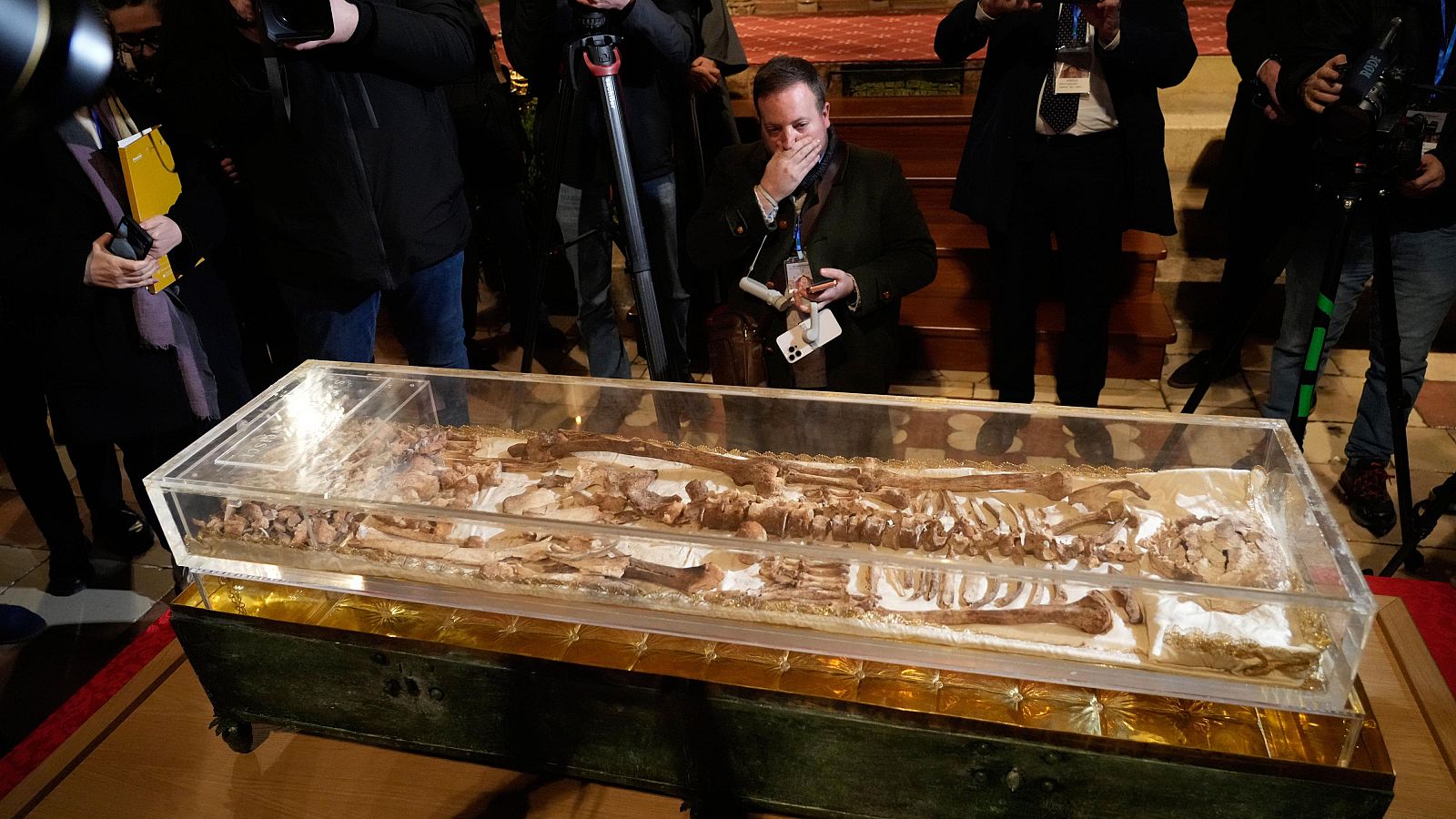 Los restos de San Francisco de Asís se exponen al público por primera vez en la historia