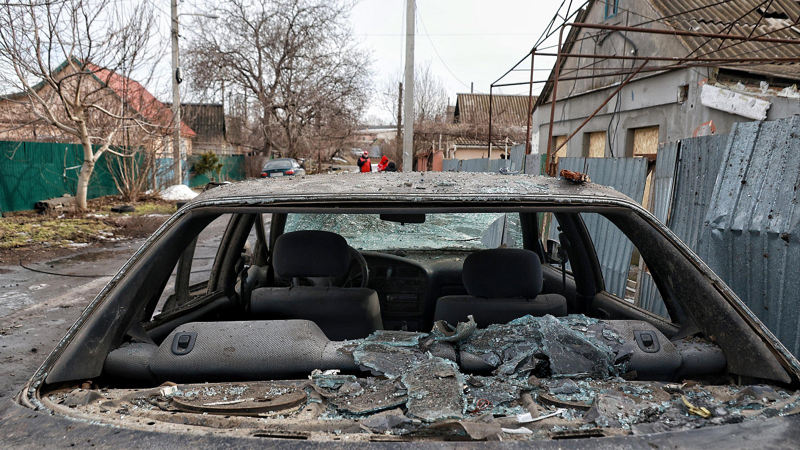 Un coche quemado en una calle de Odesa