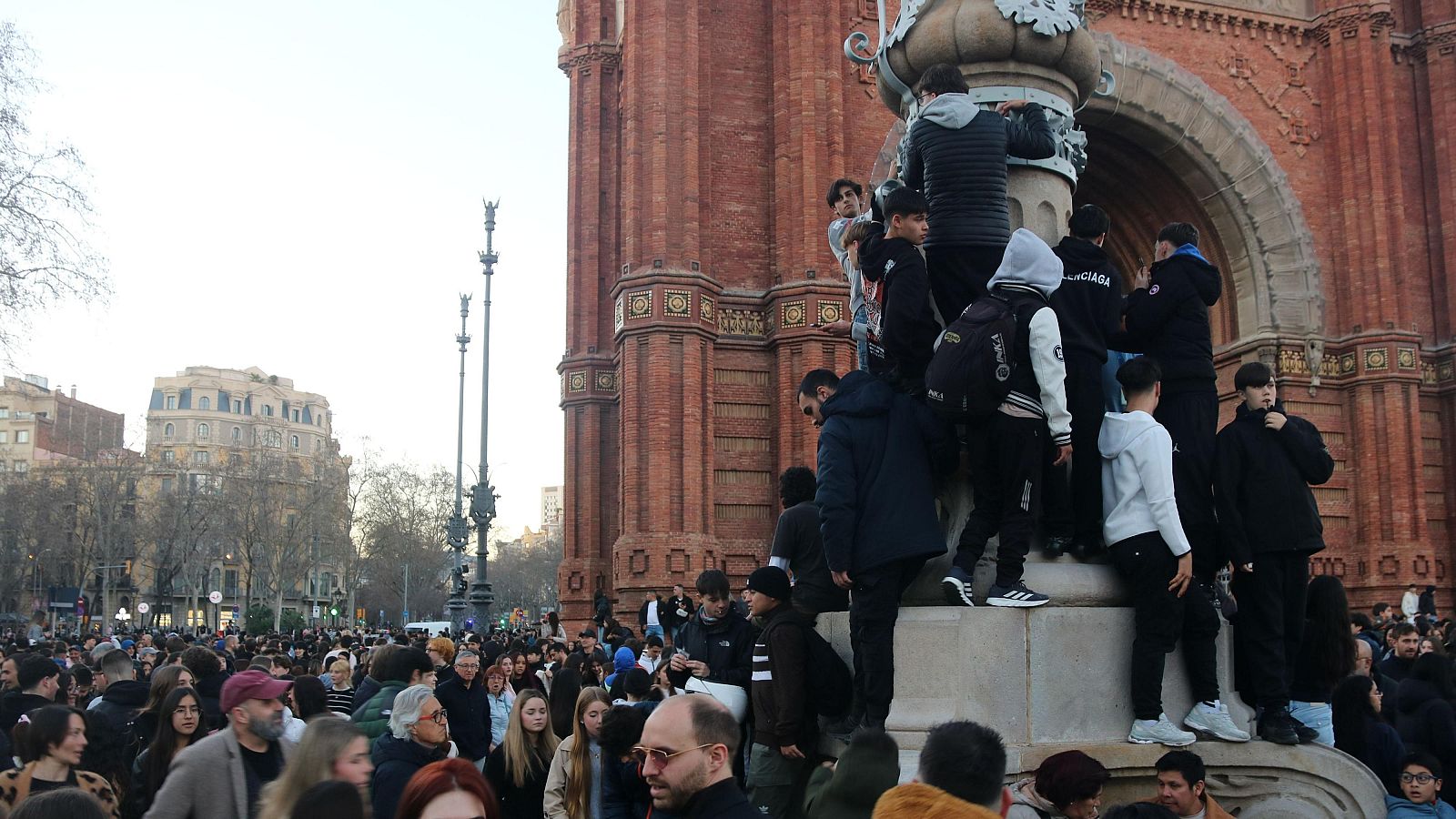 L'Arc de Triomf de Barcelona s’omple de curiosos a la recerca de 'therians'