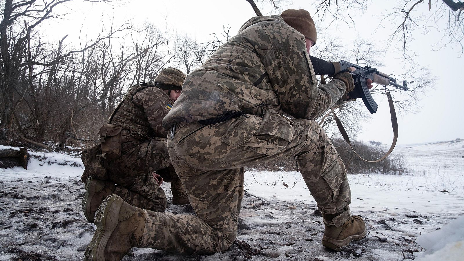 Soldados ucranianos realizan maniobras en la región de Járkov