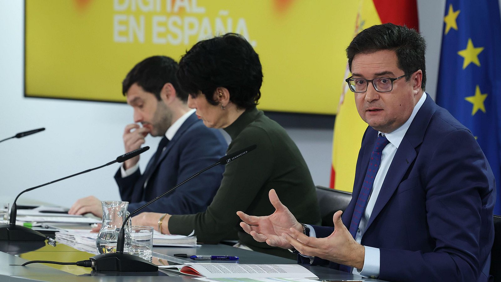 a ministra de Inclusión, Seguridad Social y Migraciones y portavoz del Gobierno, Elma Saiz (c) junto con los ministros de Derechos Sociales, Consumo y Agenda 2030, Pablo Bustinduy (i) y Transformación Digital, Óscar López