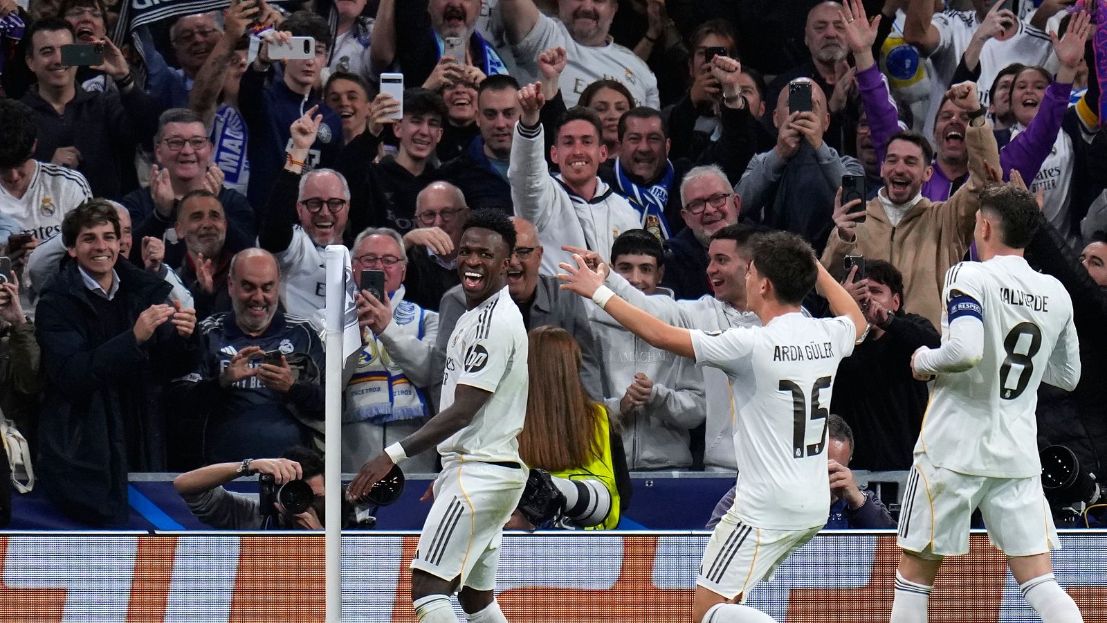 Vinícius celebra con un balecito el gol de la victoria ante el Benfica.