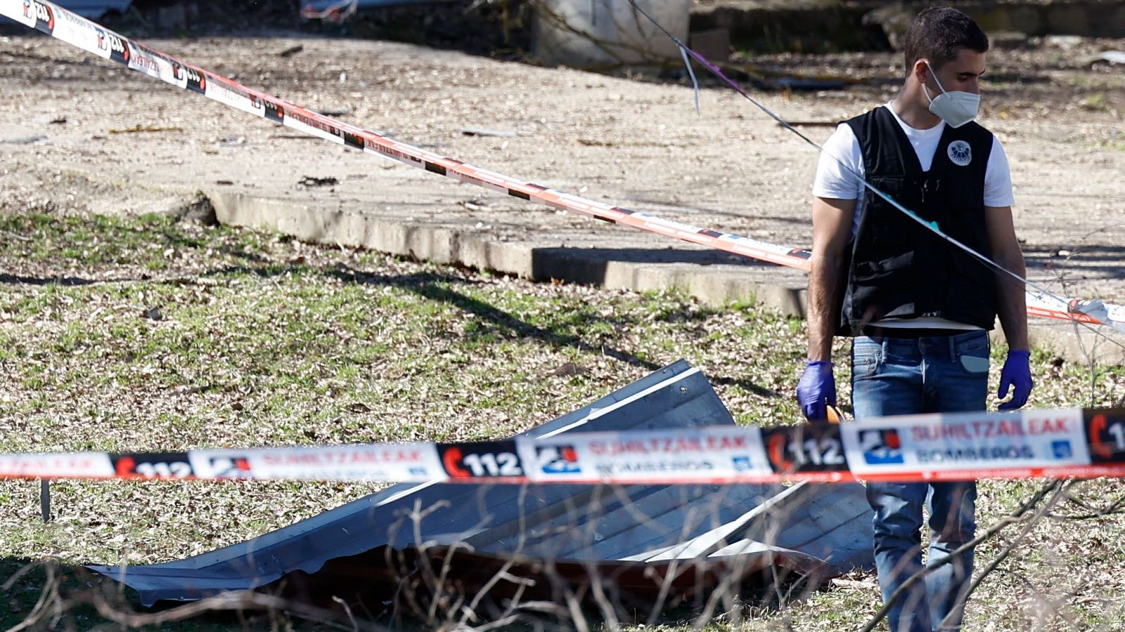 Agente de la Ertzaintza tras una explosión en una fábrica de pirotecnia de Lantarón, Álava