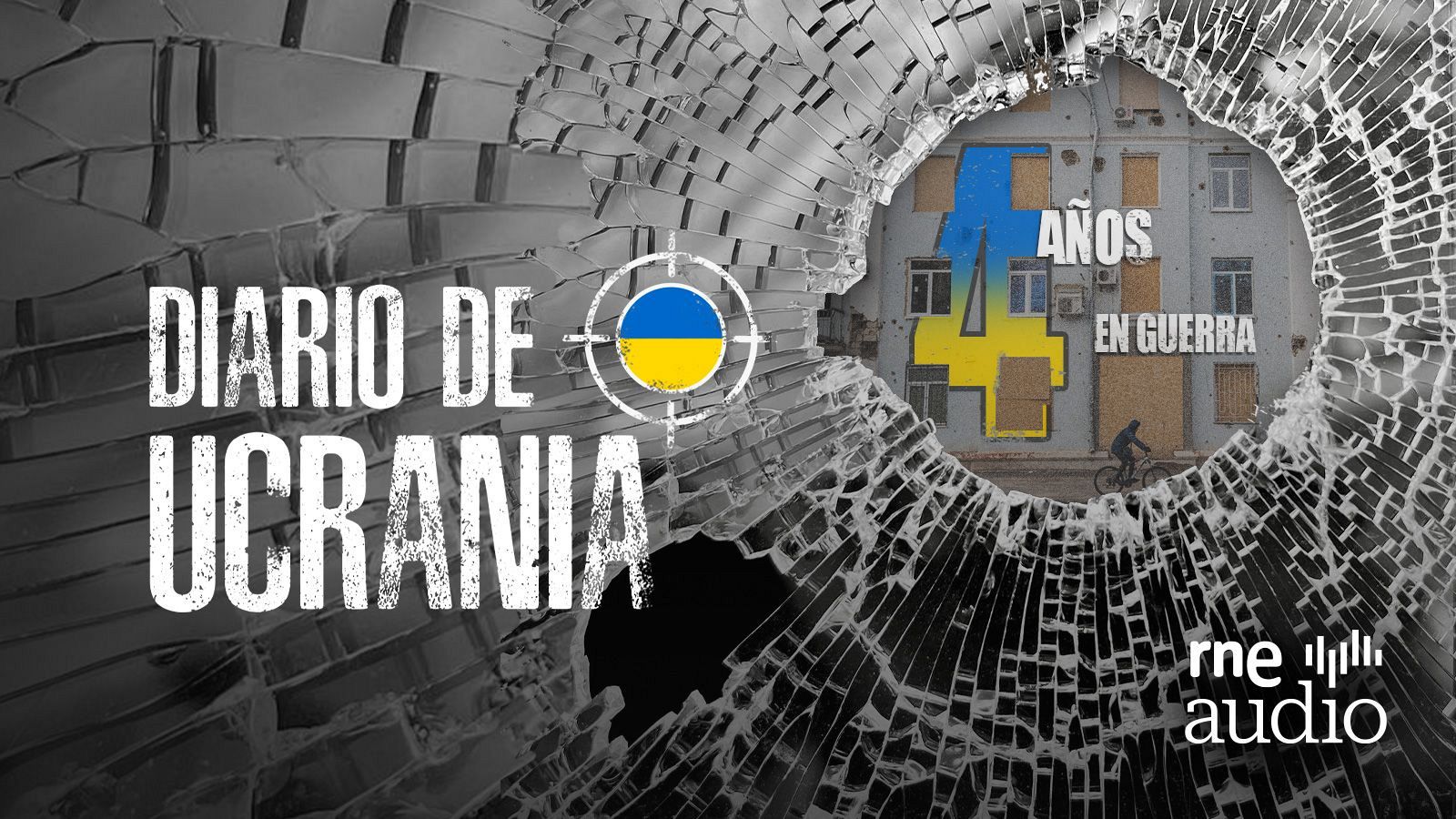 Un cristal roto en primer plano enmarca la vista de un edificio deteriorado con una bandera ucraniana que conmemora "4 Años en guerra". En la escena, se distingue una persona en bicicleta.