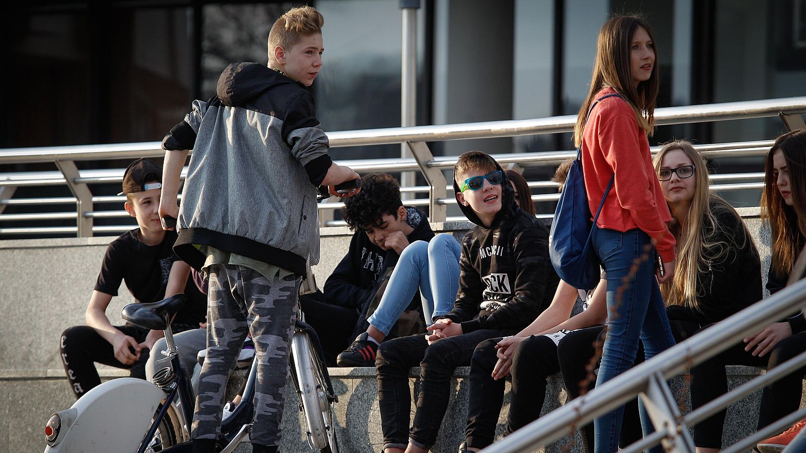 Imagen de archivo de un grupo de jóvenes en la calle