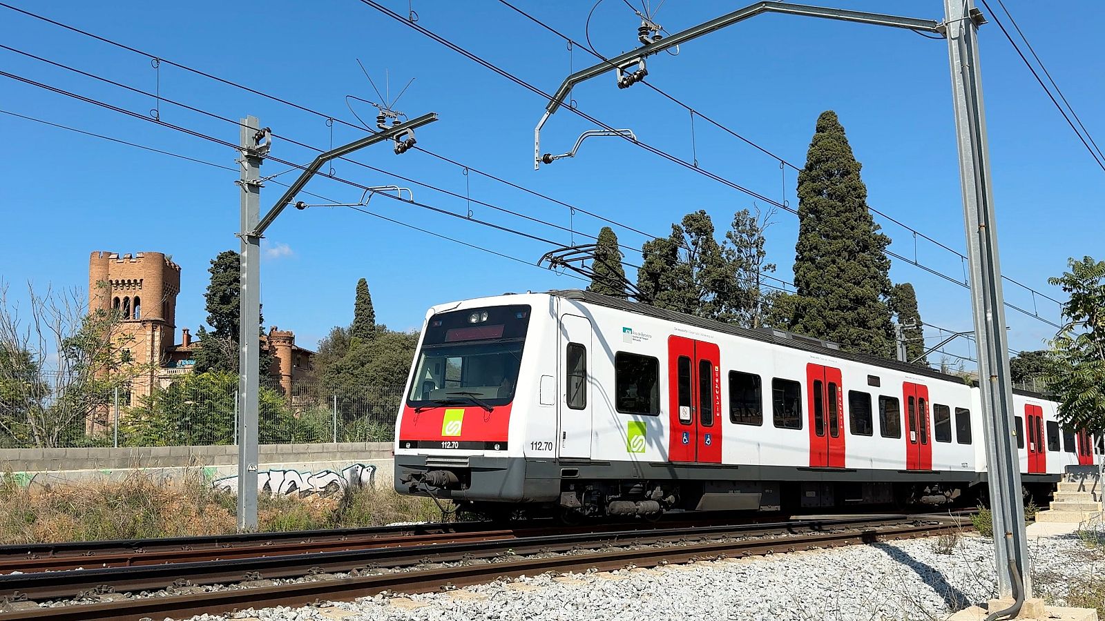 Un tren de Ferrocarrils de la Generalitat de Catalunya (FGC) circulant davant del castell de Can Feu, a Sabadell