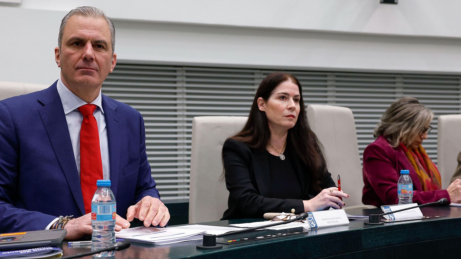 El portavoz municipal de Vox en el Ayuntamiento de Madrid, Javier Ortega Smith junto a sus compañeras Carla Toscano de Balbín y Arantzazu Purificación Cabello López
