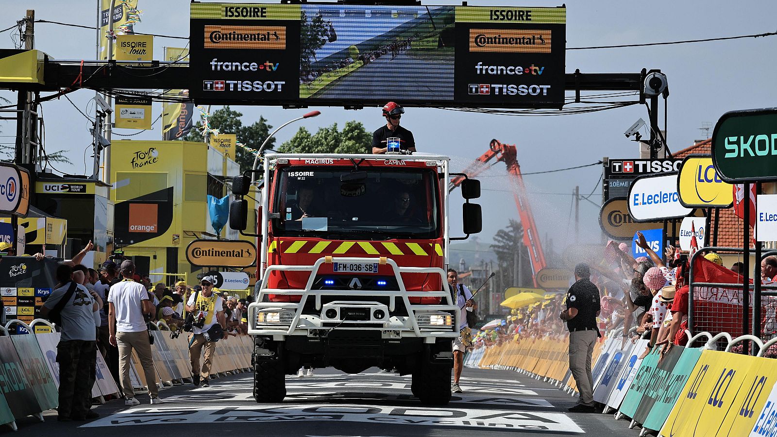 Los bomberos rocían con agua a los espectadores debido al calor en la meta de la décima etapa del Tour de Francia en 2023.