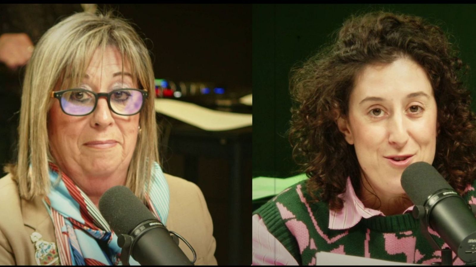 Dos mujeres, una con cabello rubio y gafas, y otra con cabello oscuro y rizado, se encuentran frente a micrófonos en un estudio, posiblemente grabando un podcast. Ambas visten ropa casual y elegante.