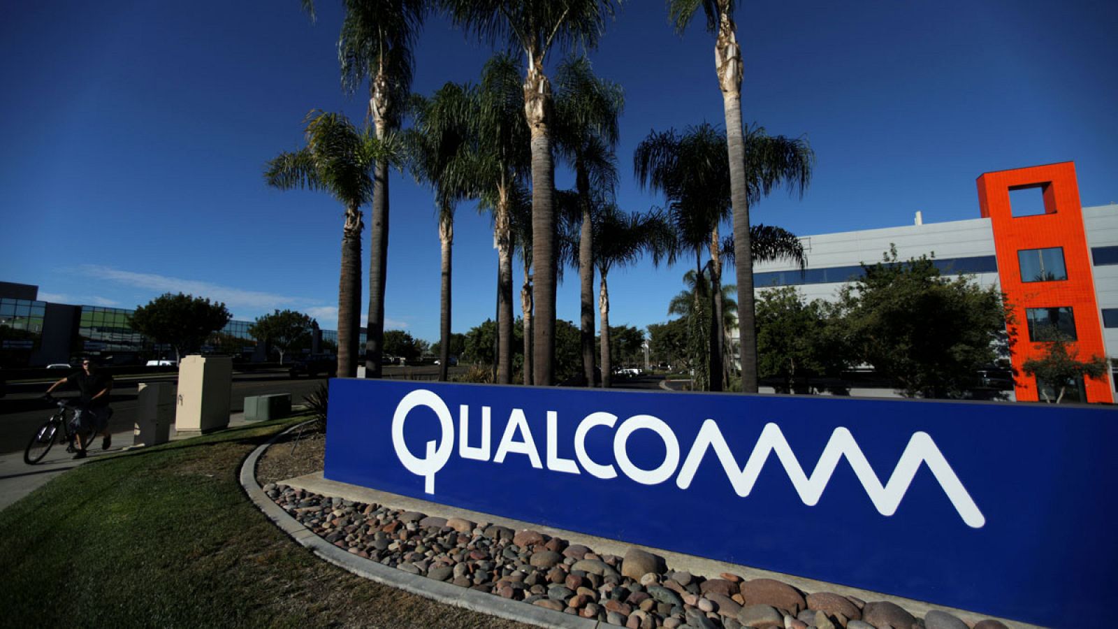 Logo de Qualcomm en su campus de la ciudad californiana de San Diego